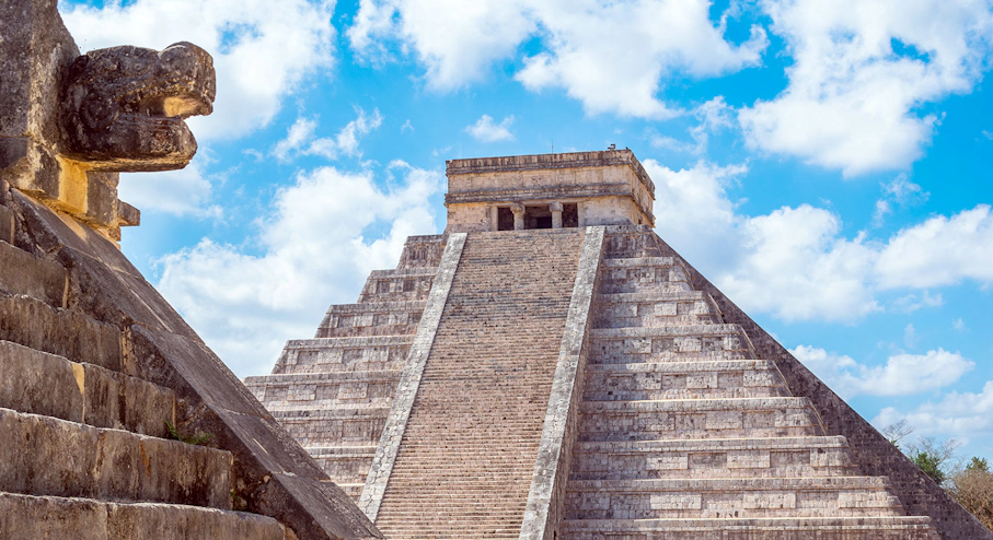 Емблематичната пирамида Кукулкан, Чиченица - Travel with us Емблематичната пирамида Кукулкан - ekskurziq Meksiko