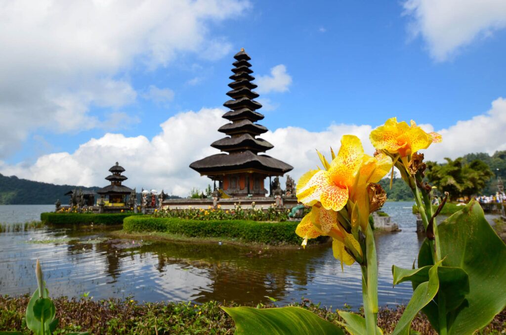 Картинката не може да има празен alt атрибут; името на файла е travel-with-us-bali-1024x678.jpg